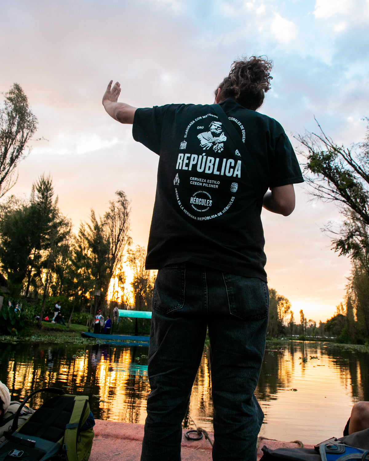Playera - República - Color Negro